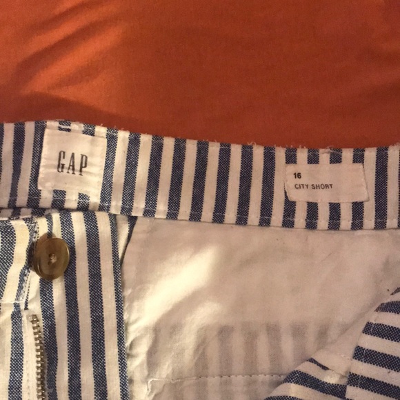 Gap size 16 city shorts - Picture 2 of 3